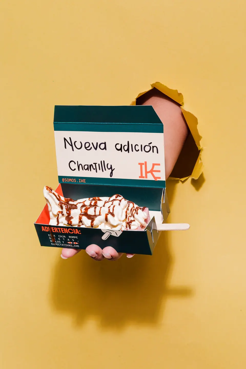 Caja de IKE con paleta cubierta de chantilly y el aviso "Nueva adición: chantilly"