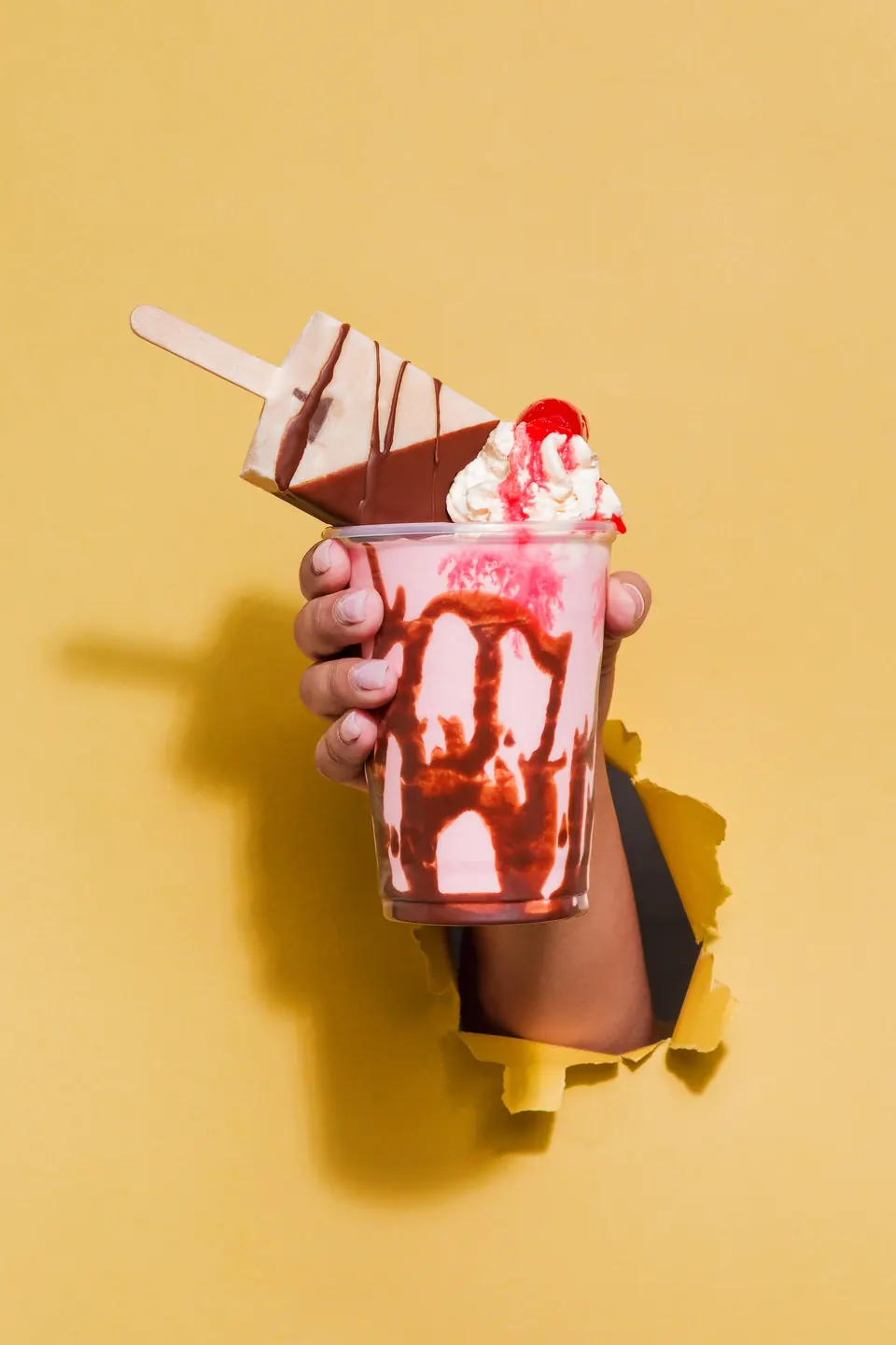 Malteada IKE de fresa con paleta, chantilly y cereza, preparada en la estación de catering para eventos