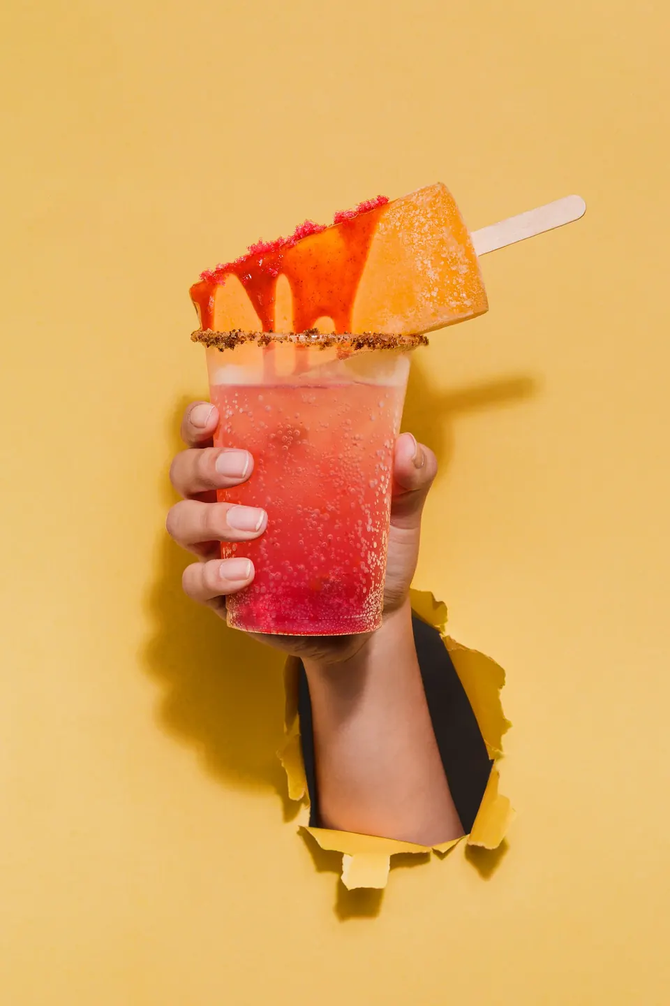 Soda IKE de frutos rojos con paleta frutal encima, bebida de la estación de catering para eventos