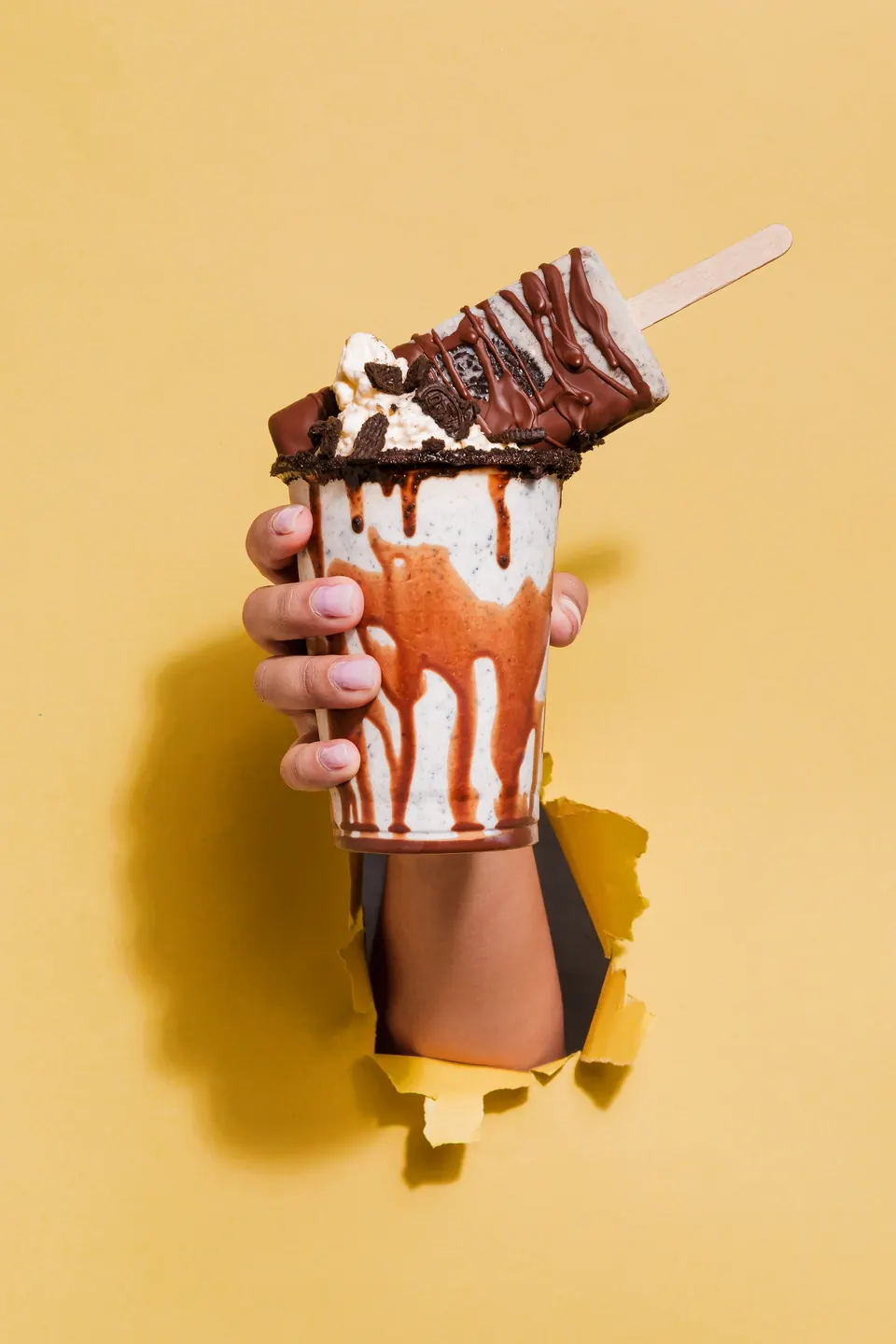 Malteada IKE con una paleta cremosa bañada en chocolate encima
