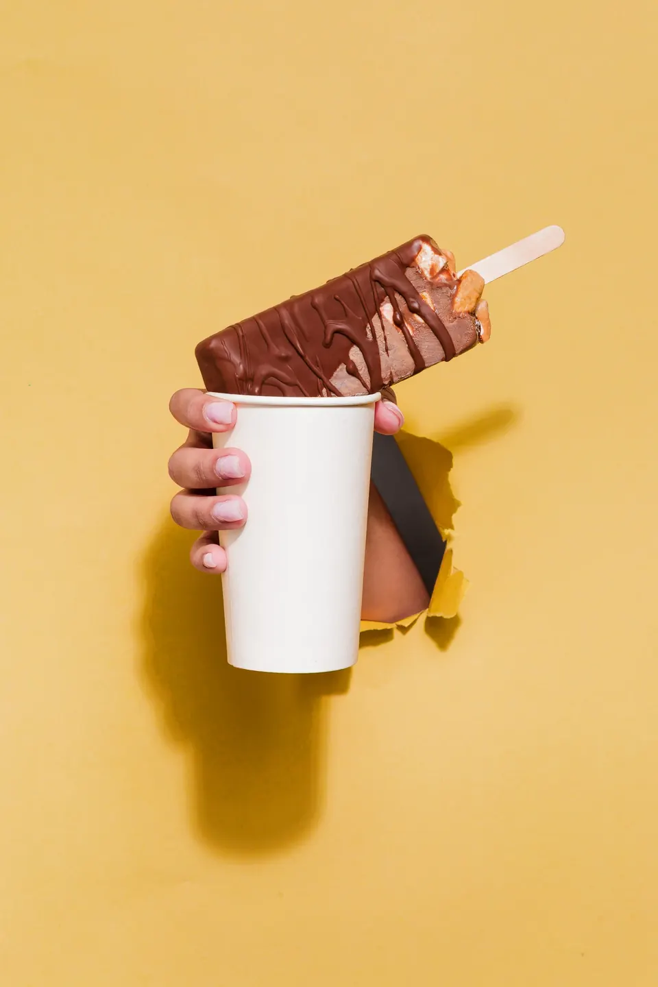 Paleta de chocolate IKE sobre un vaso de la línea café: la Paleta para Días Fríos